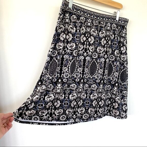 Max Studio a-line mini skirt with an elastic waistband in a stretchy jersey knit - Picture 3 of 7